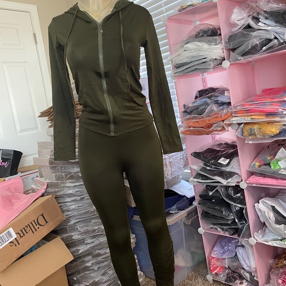 Clothing - Picture 16 of 16